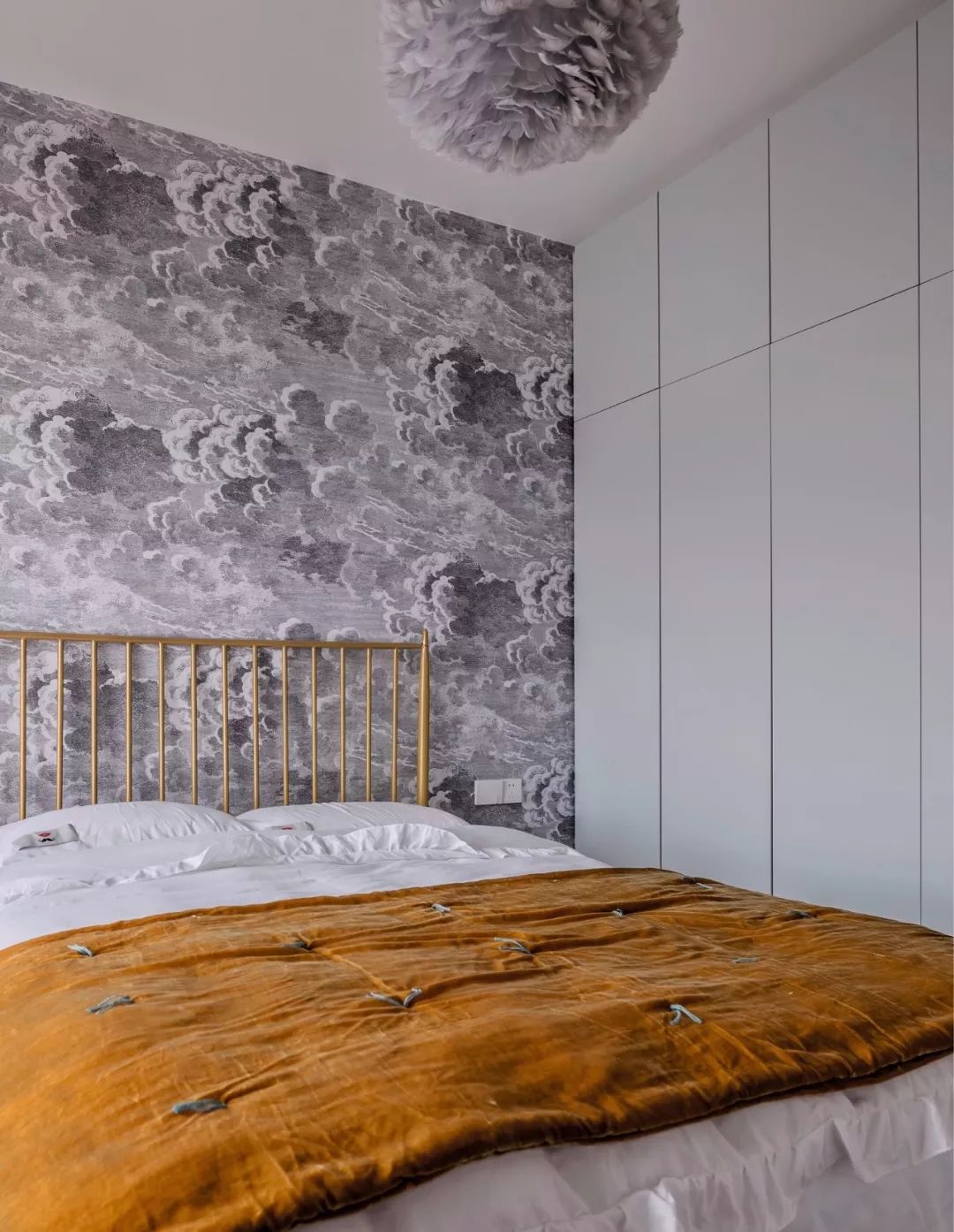 轻奢风卧室设计，黄铜色床铺打造高档氛围-39