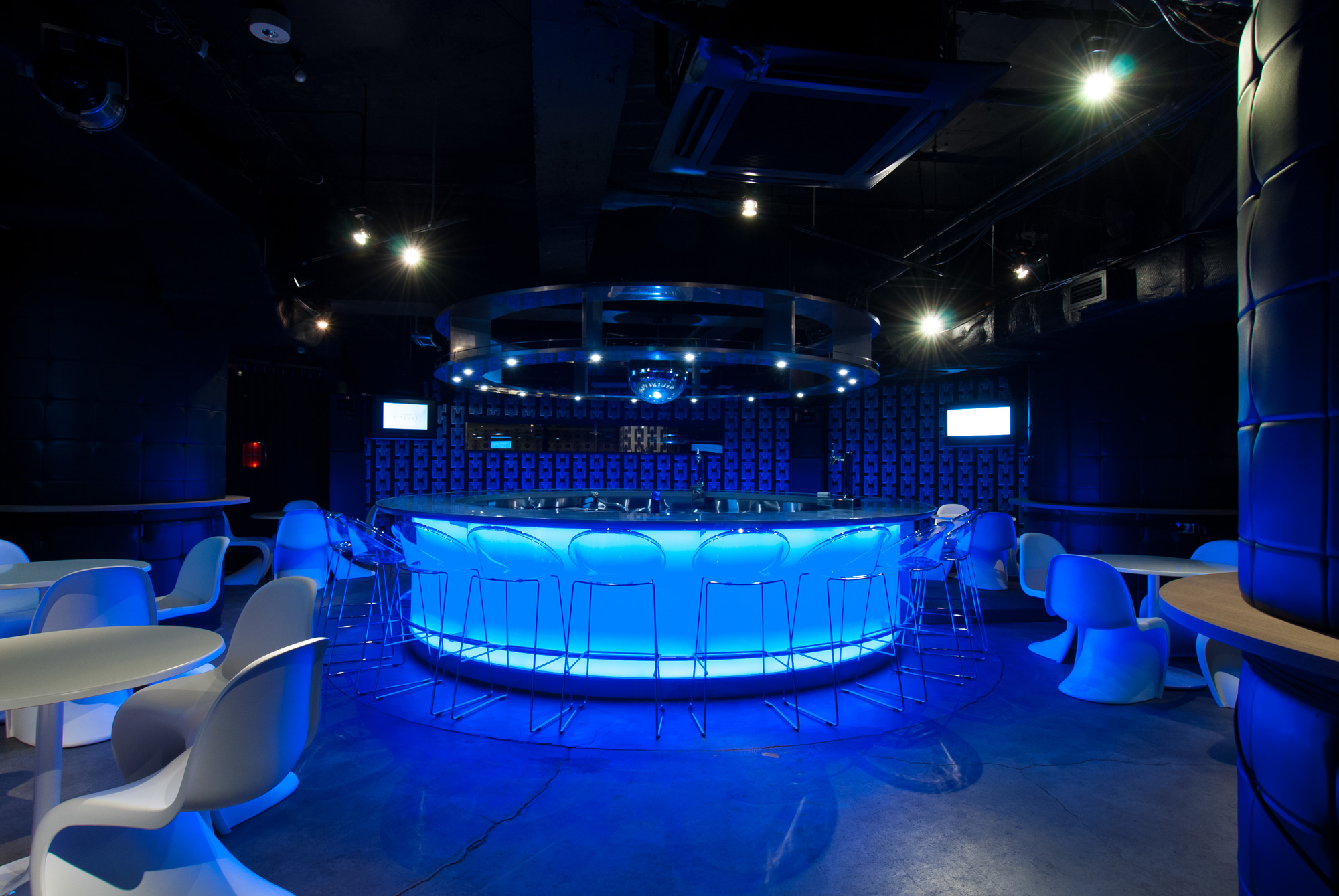 狐餐厅与酒吧·消毒湿巾 UDC （注：这里UDC若为特定名称或有特殊含义，因信息不足难以更精准，WIPE推测为消毒湿巾之类物品，但可能需根据具体情况判断 ） 丨日本东京丨洼田建筑都市研究所-11