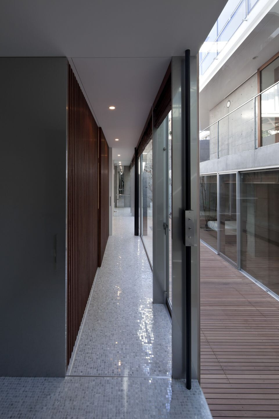 东京私密寓所的庭院光影之美-28