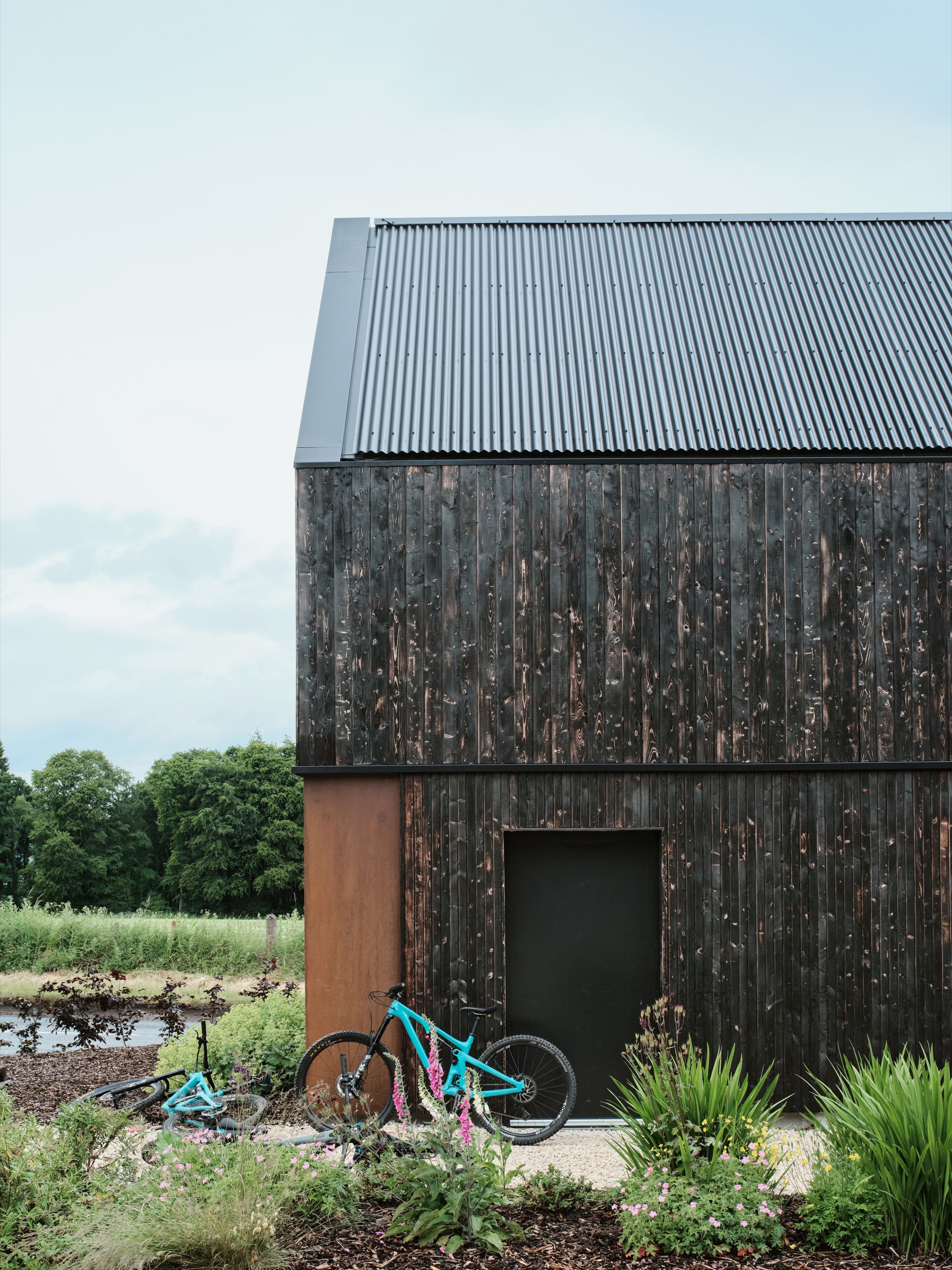 一间办公室和两所房子丨英国因弗内斯丨Loader Monteith-19