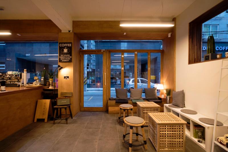 极简纯白木质风，12 平米小咖啡馆设计-5