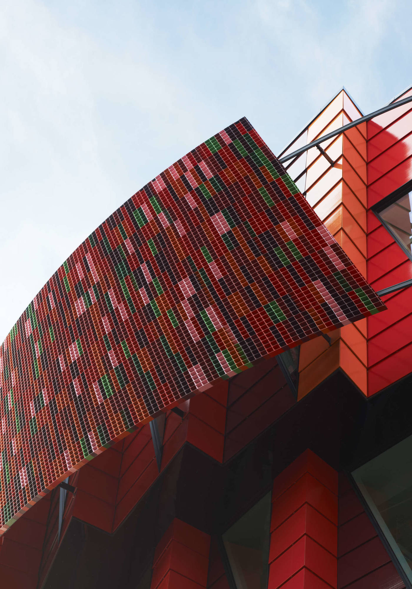 旋转的色彩围绕市中，变换的空间引人入胜-3