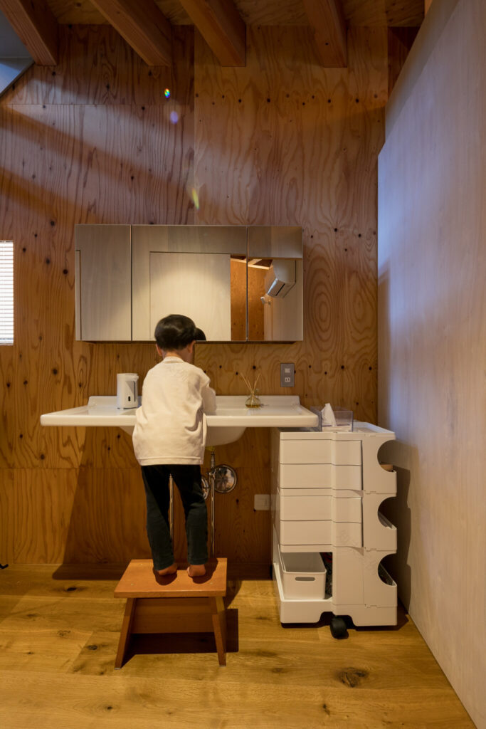 天井高5メートルの大開口斜めに架かった天井の棟木。シンプルかつ大胆なデザインの家 | Architecture | 100%LiFE-12