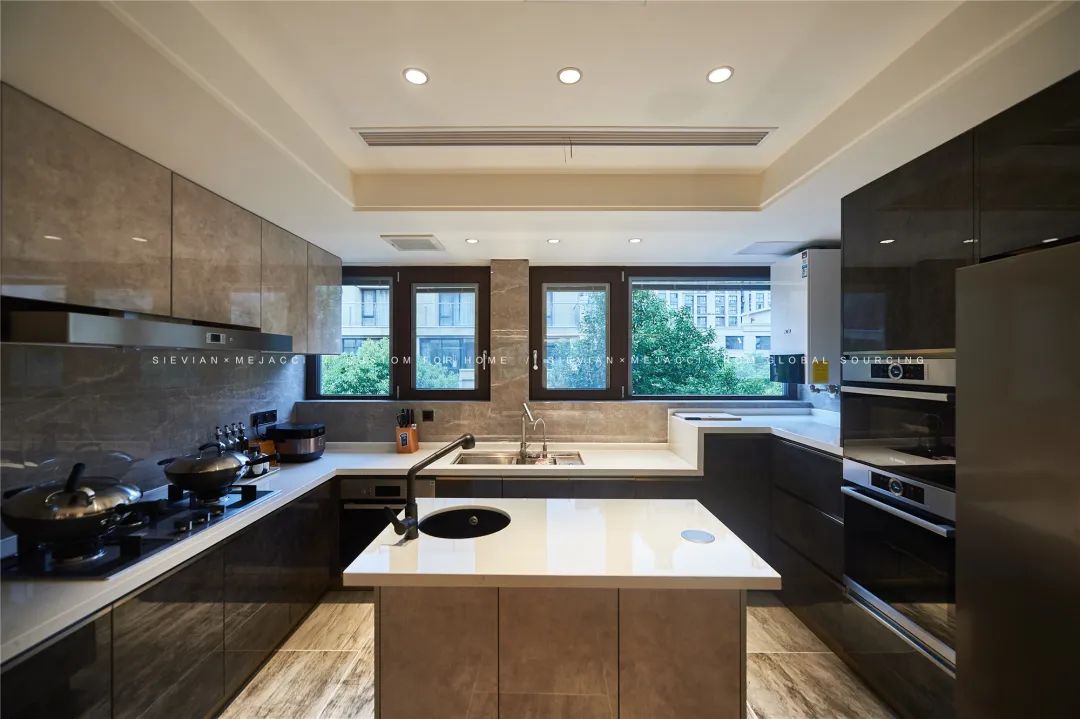 景瑞望府深色木质厨柜美式风格实例丨中国南通丨梅亚奇厨柜-4