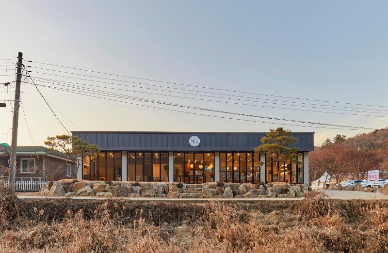 明亮温馨 60 平宠物咖啡厅设计-15