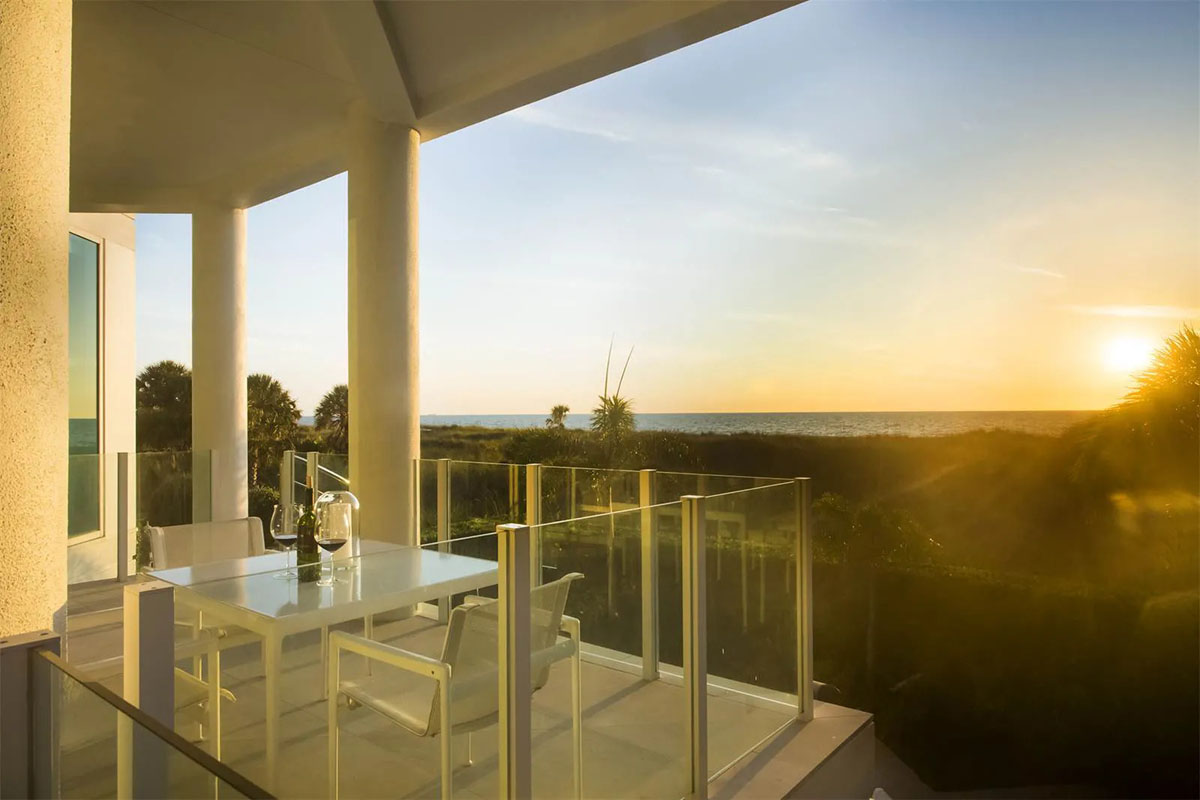 佛罗里达海滨带玻璃电梯和楼梯的豪华住宅丨乌拉圭佛罗里达丨建筑师迈克尔·戴德莫尔-14