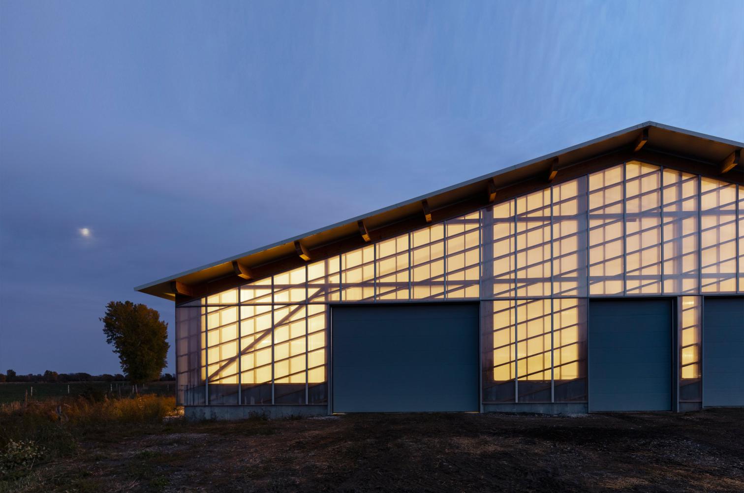 融入自然的奶牛棚设计-8