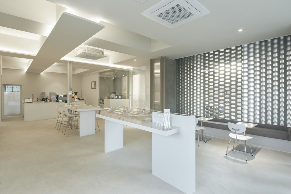 高级白色调的 30 平米现代咖啡厅设计-4