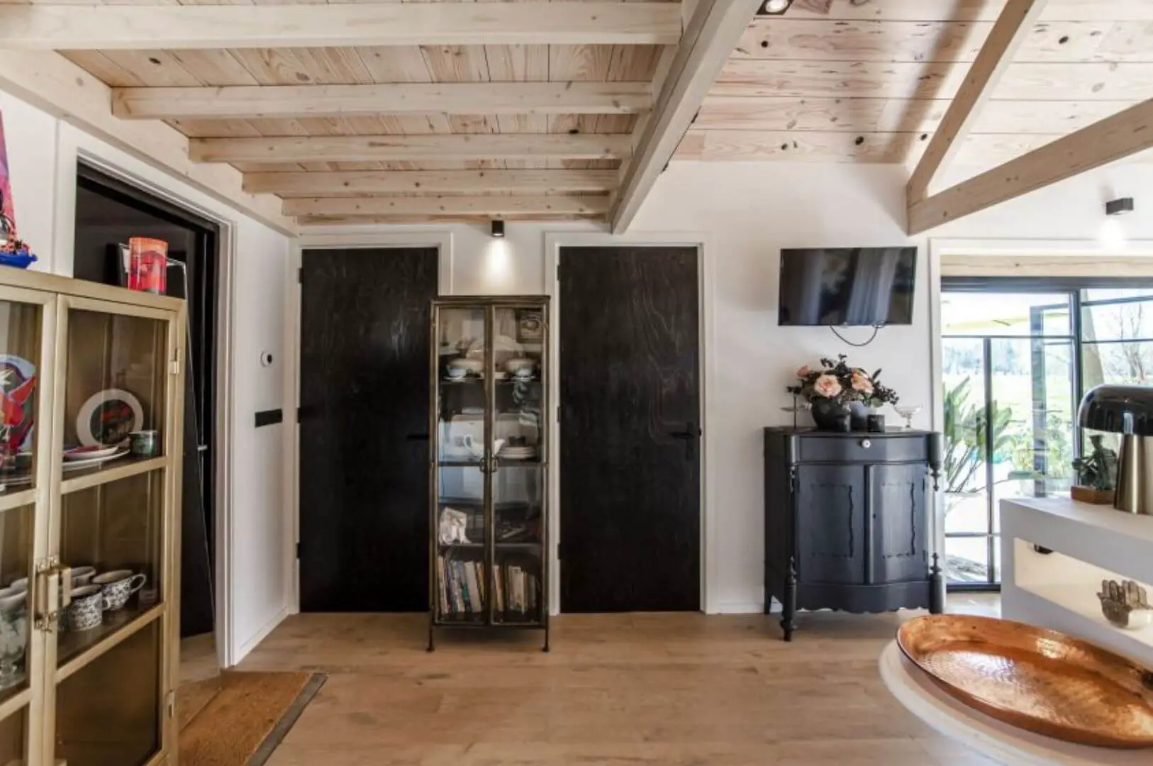 荷兰木屋假期 | 绿意盎然的现代设计-11