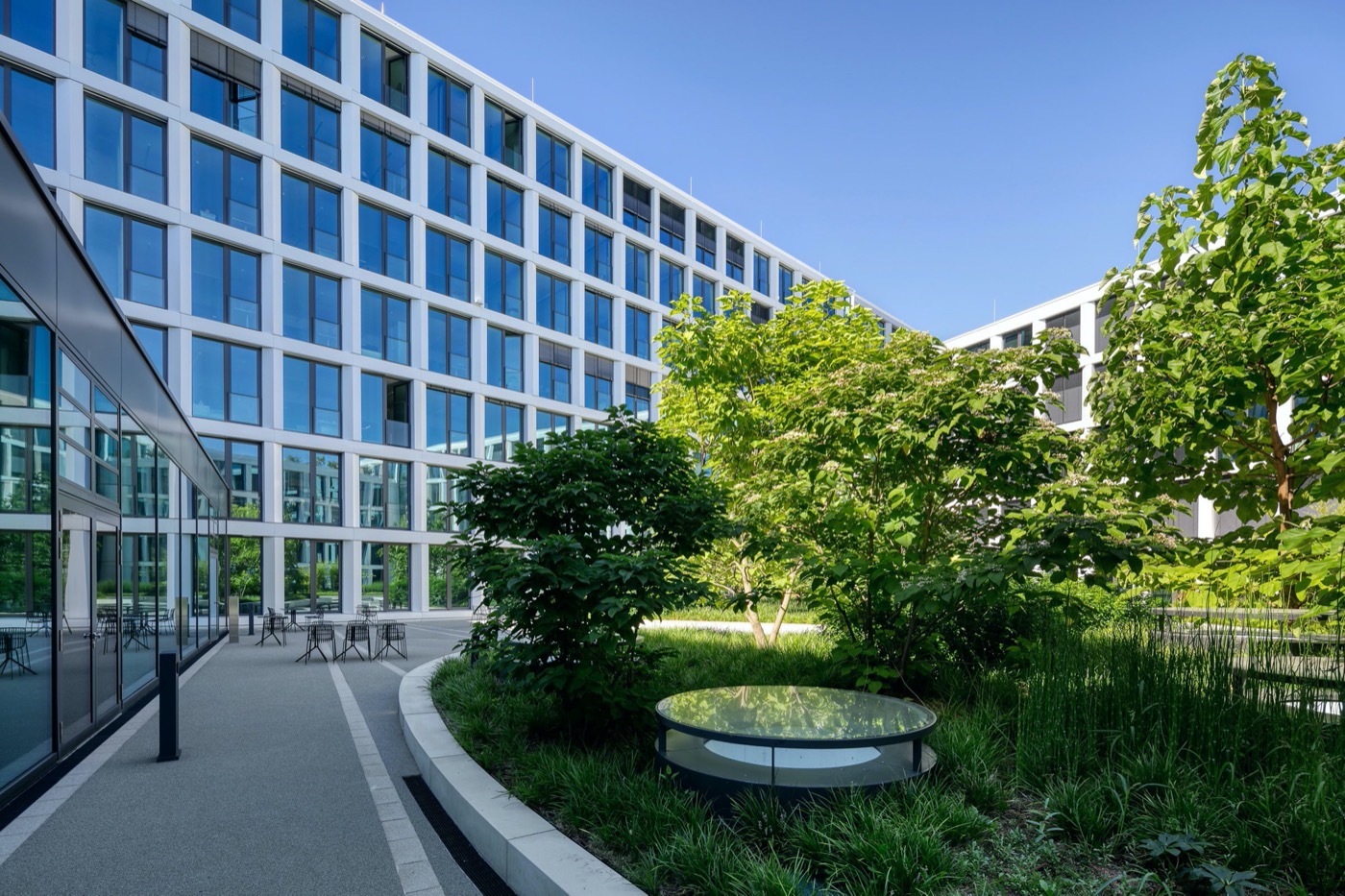 德国KVBW总部大楼的庭院景观-8