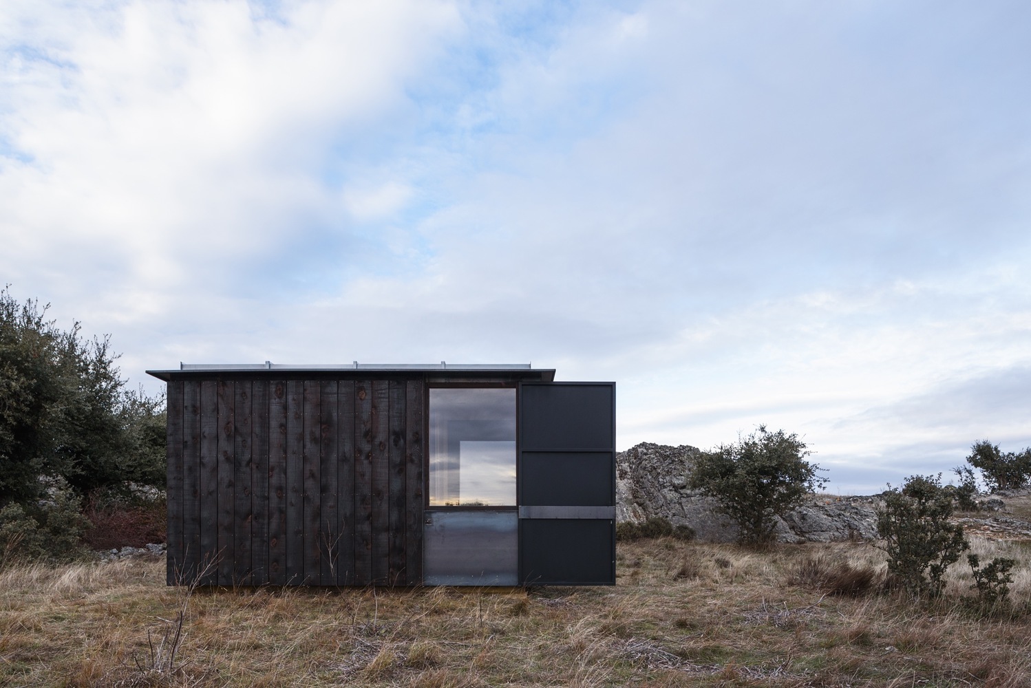 西班牙文化遗址旁的可逆式木钢展馆-28