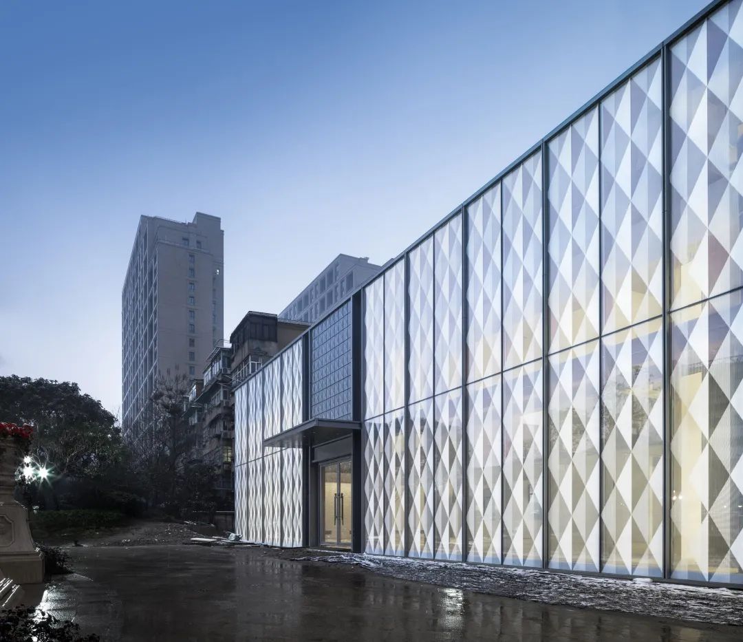 金基尚书里展示厅 | 虚幻灯笼般的玻璃建筑-20