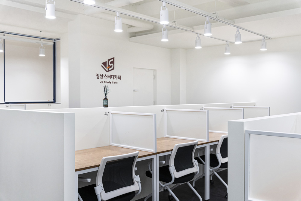 简约白调 | 80 平米咖啡厅的室内设计魅力-18