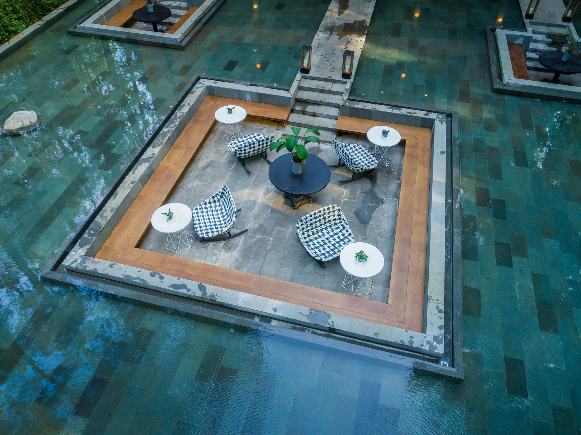 The Lakehouse Restaurant / LUWIST-21