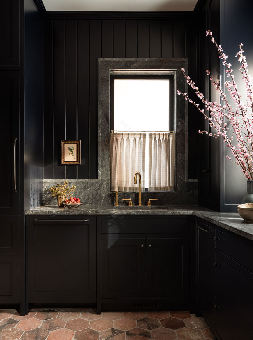 西雅图福克斯岛传统住宅 | 花卉图案与深色对比的完美结合-5