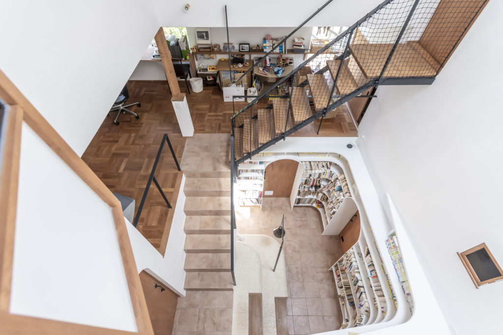 広い敷地につくった2世帯住宅 階段室を中心にいろんな居場所のある家 | Architecture | 100%LiFE-2