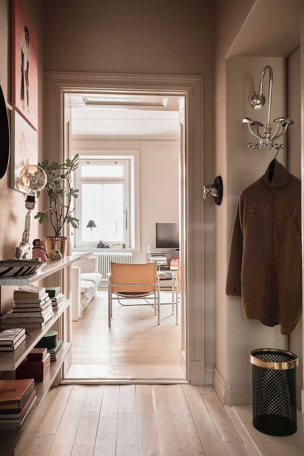 瑞典 48 平米趣味公寓 | 暖色调与幽默壁画完美结合-17