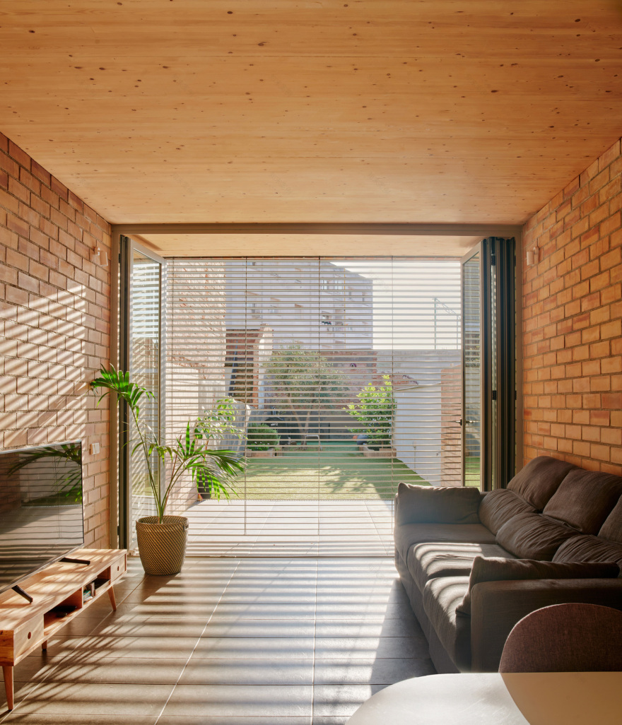 115ARI Single-Family Home Between Party Walls in Sabadell / Vallribera Noray Arquitectes-26