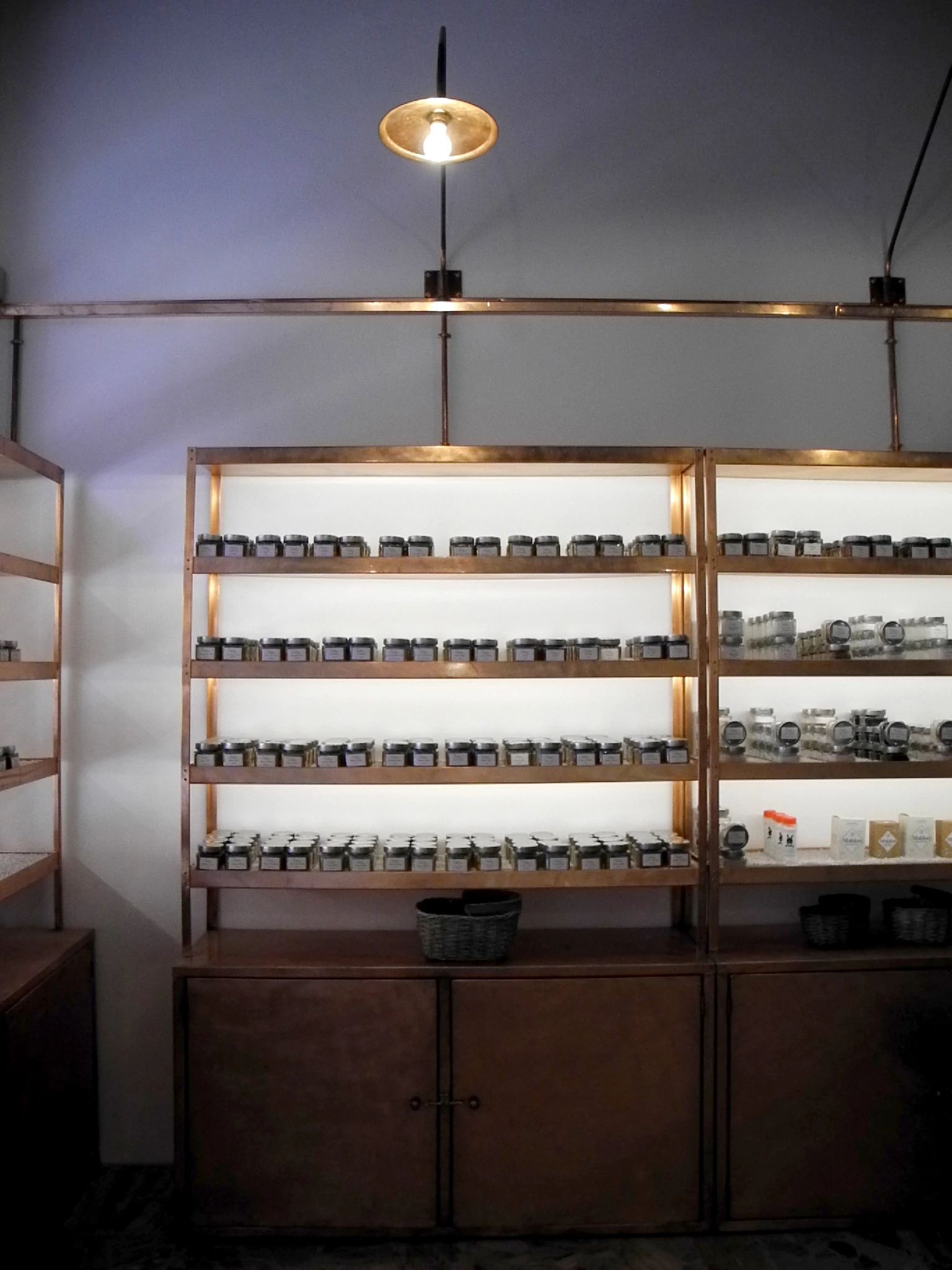 全球食材汇聚，手工铜叶打造独特展示空间-21