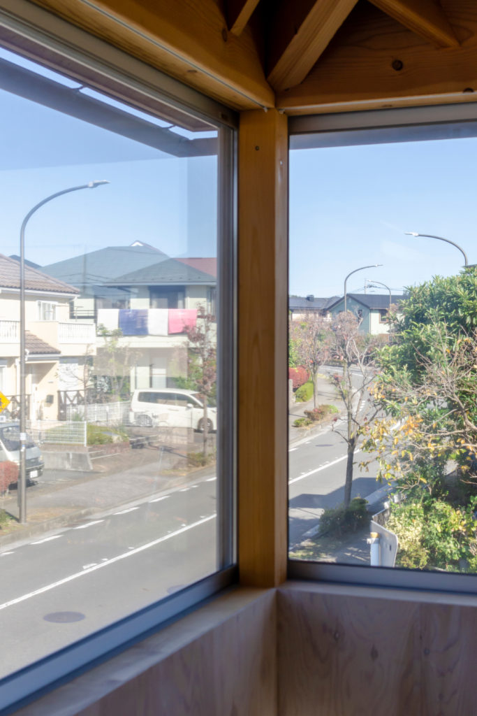 子どもが自由に走り回れる家空が見える階段室をコアにした回遊式空間で暮らす | Architecture | 100%LiFE-4