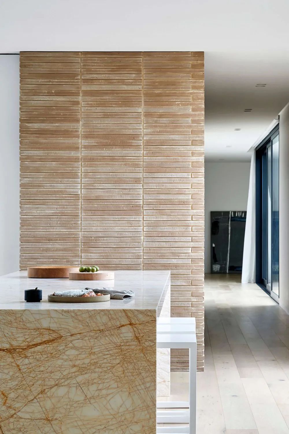 墨尔本 U 型现代别墅 | 坚固与温暖的二元探索-1