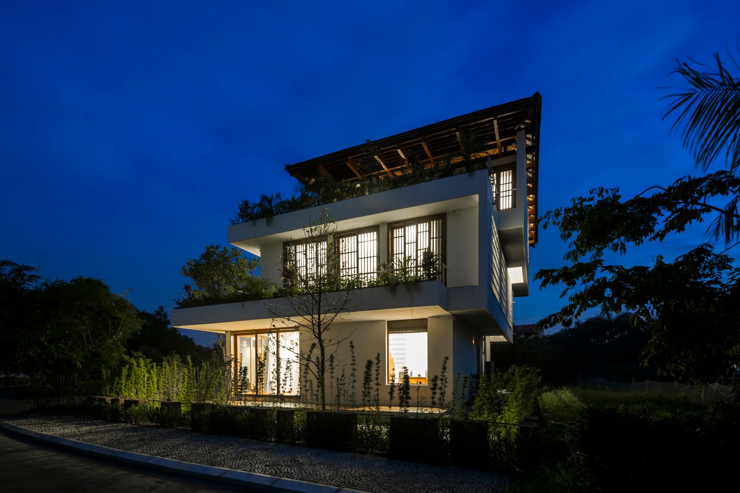 越南阶梯住宅：层层悬挑打造通透室内环境-0