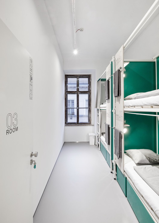 布达佩斯百年建筑变身为 98 床位青年旅舍-23