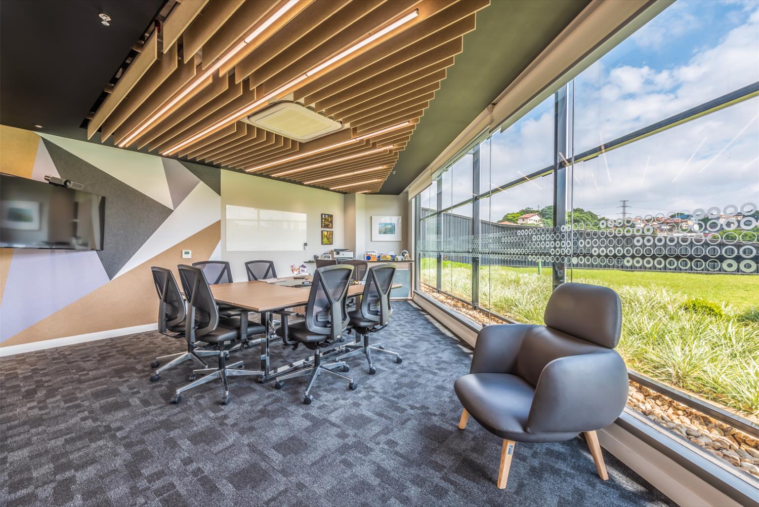 TOTVS 公司总部 | 木质与玻璃的现代企业空间-10