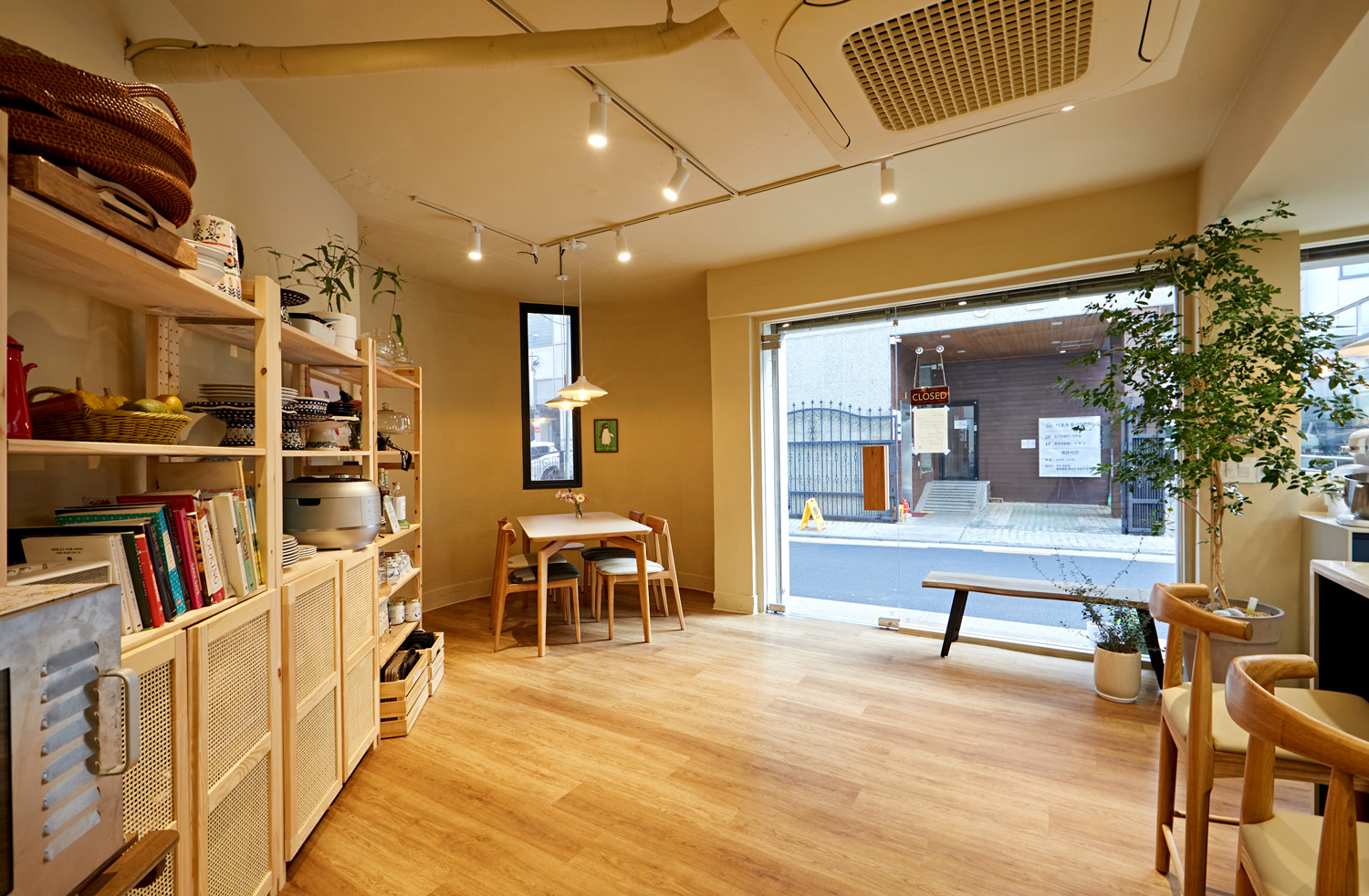 白色与木色交织的 14 平米极简室内设计-9