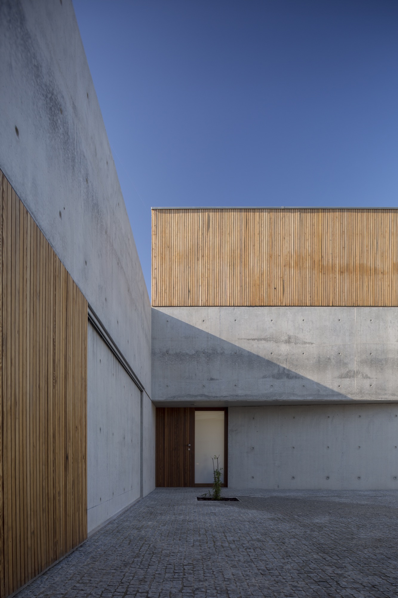 融入地形的葡萄牙私人住宅-26