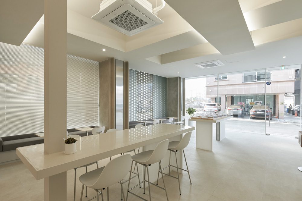 高级白色调的 30 平米现代咖啡厅设计-9