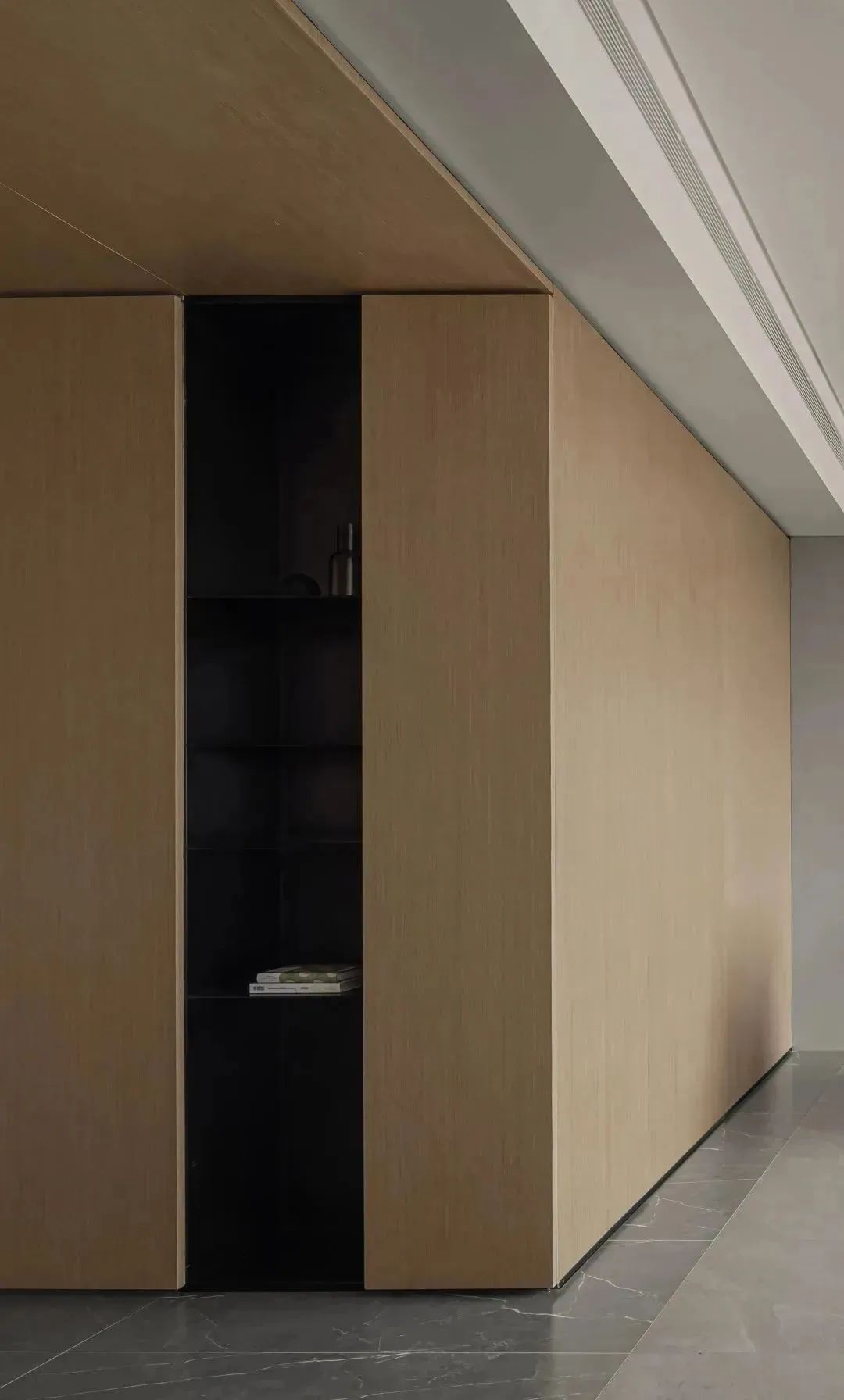 轻灰+原木格调，克制的温柔美-0