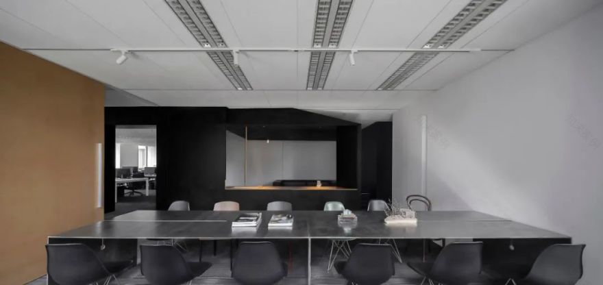 “黑亭”的无用之美,巧妙划分空间打造多功能办公环境-39