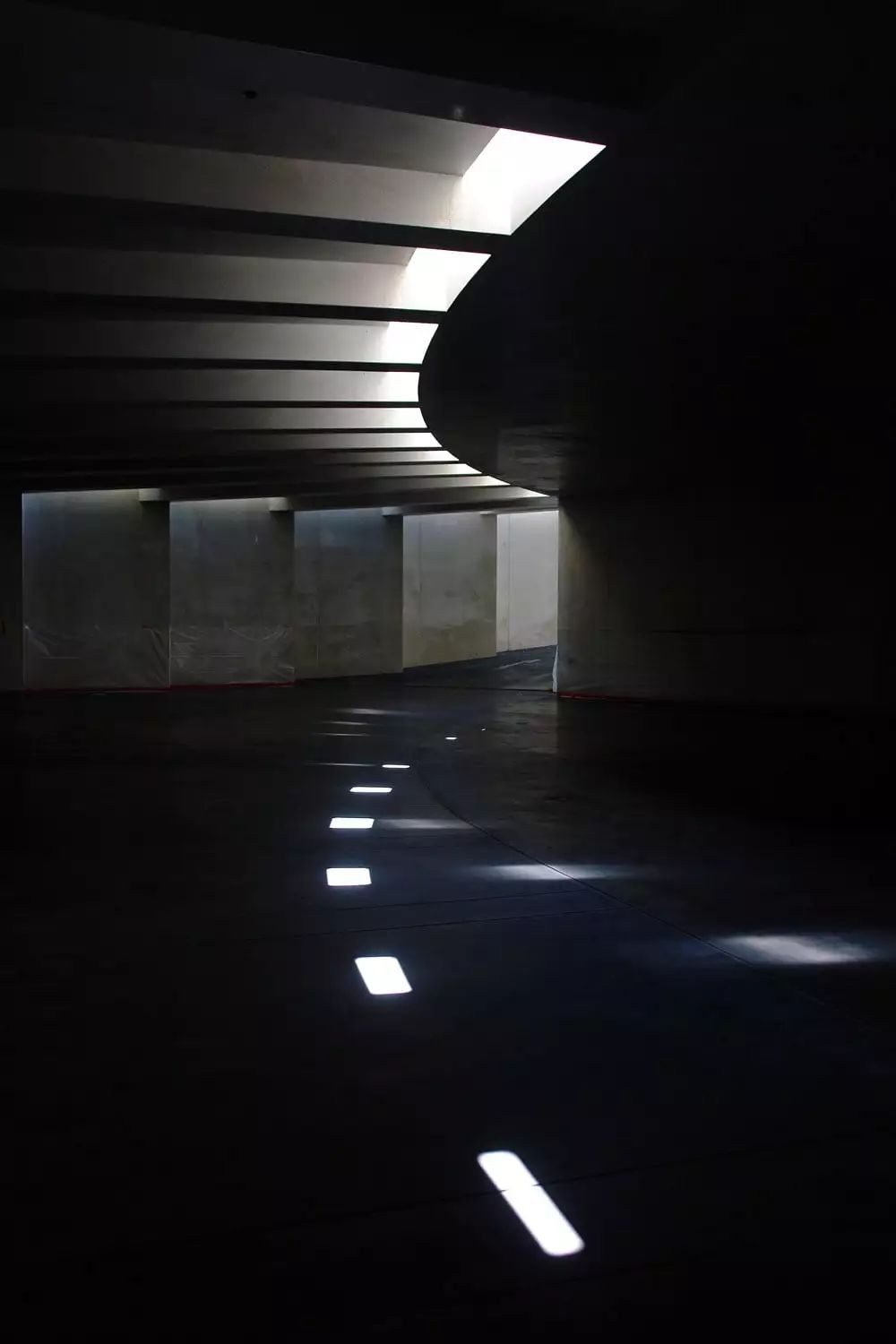 占地1000平的混凝土房子丨十年前简单装修、现在售价2亿-4