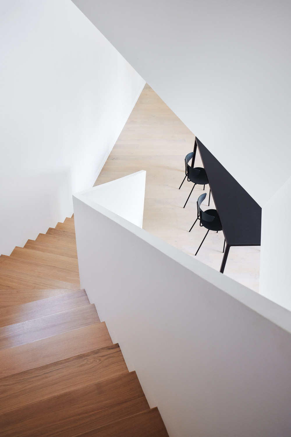 法国 V 字住宅 | 嵌入林间的自然几何空间-30