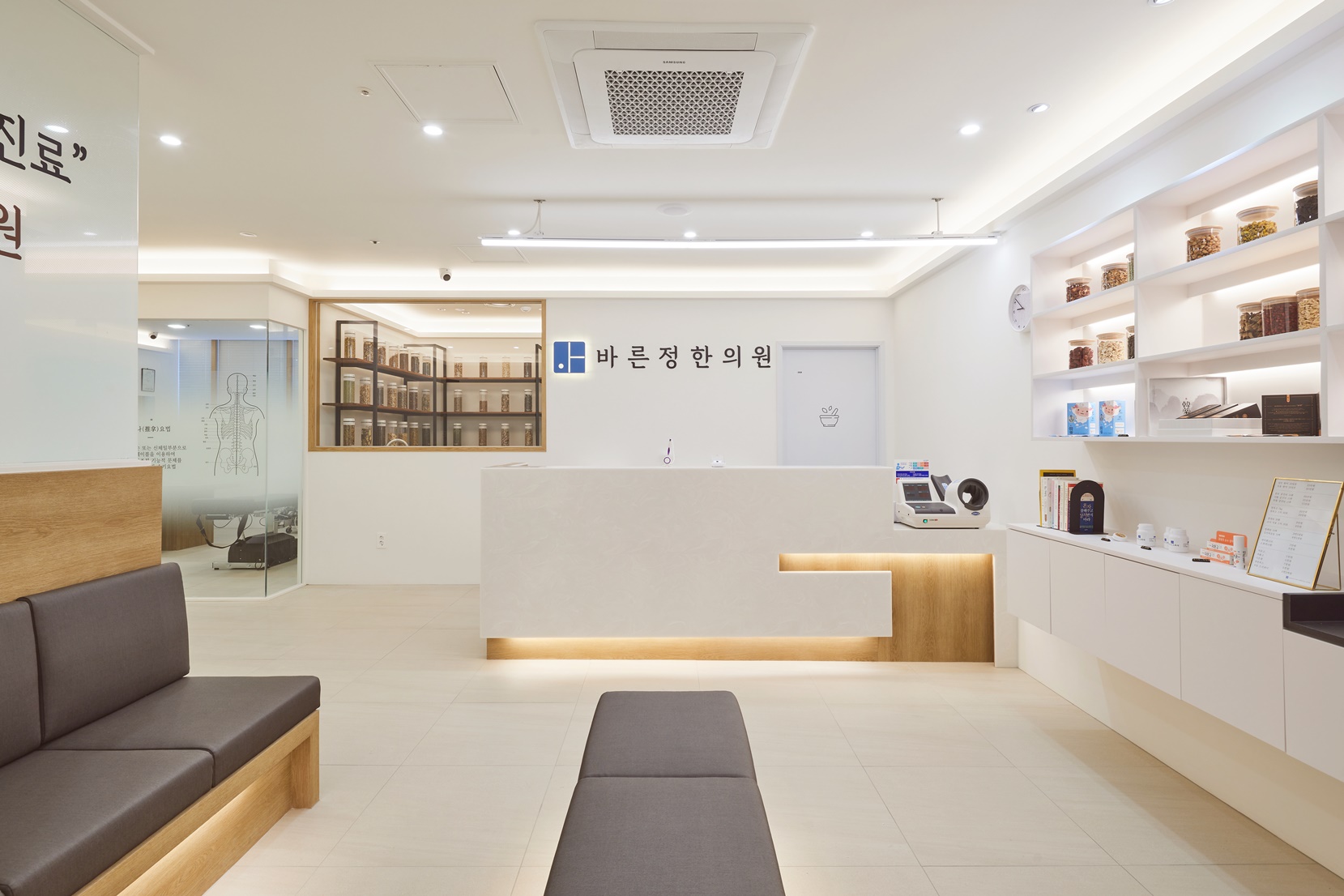 白色木纹，打造 52 平极简韩医馆-2