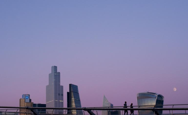 疫情下的空城 | Hannah Starkey 镜头下的伦敦-14