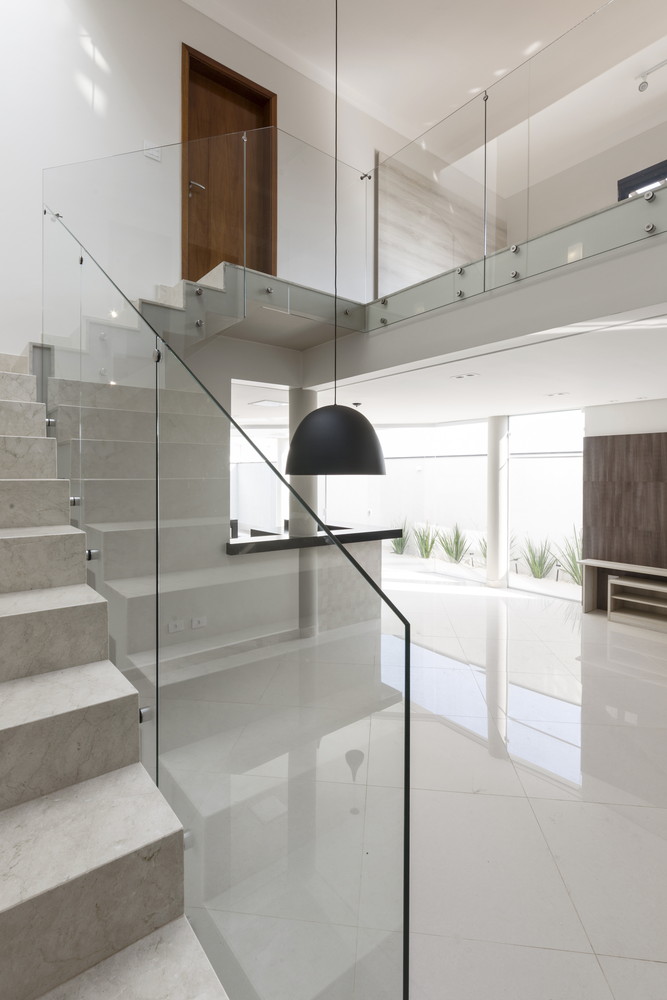 巴西 DBP House | 灵动布局，光影交织的生态住宅-39