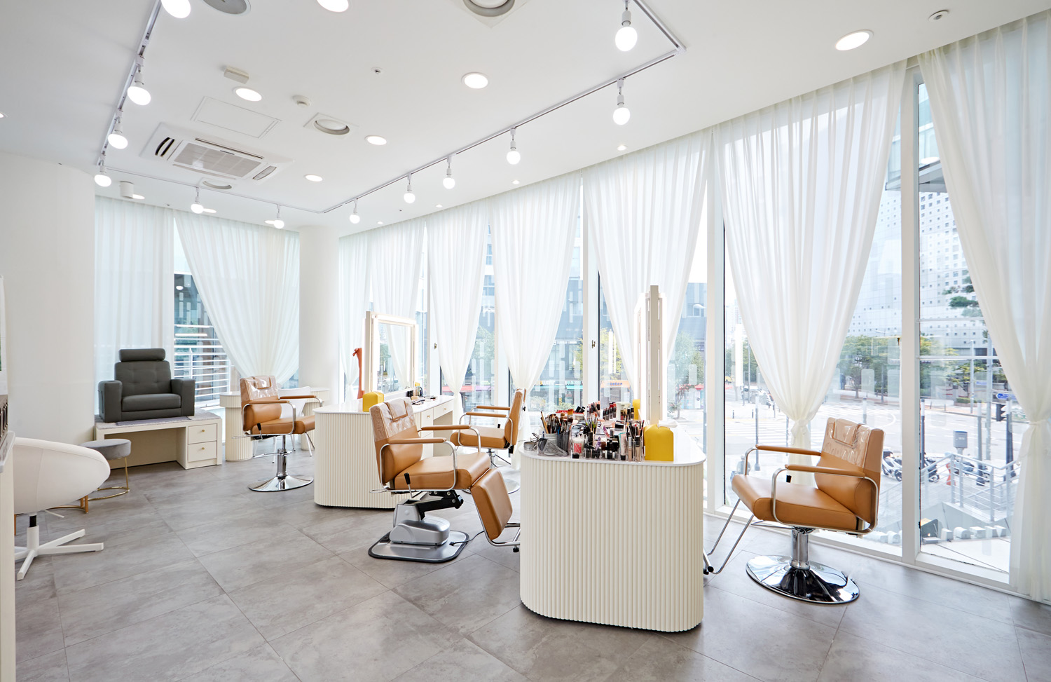 白色简约设计，打造 12 平米工作室的魅力-10