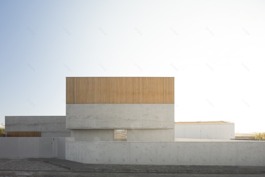 融入地形的葡萄牙私人住宅-45