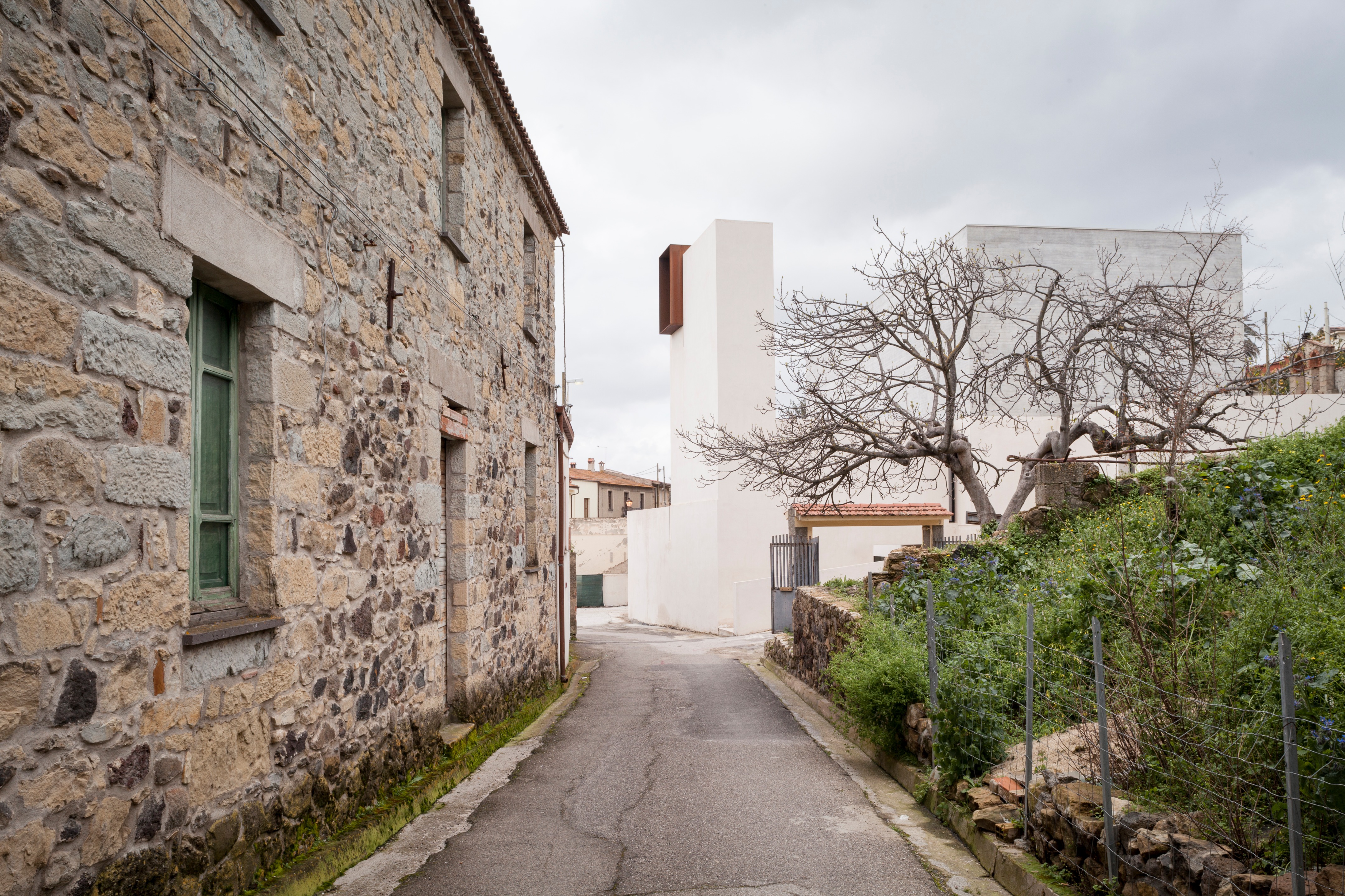 意式乡村教堂设计，融入地貌塑造神圣空间-16