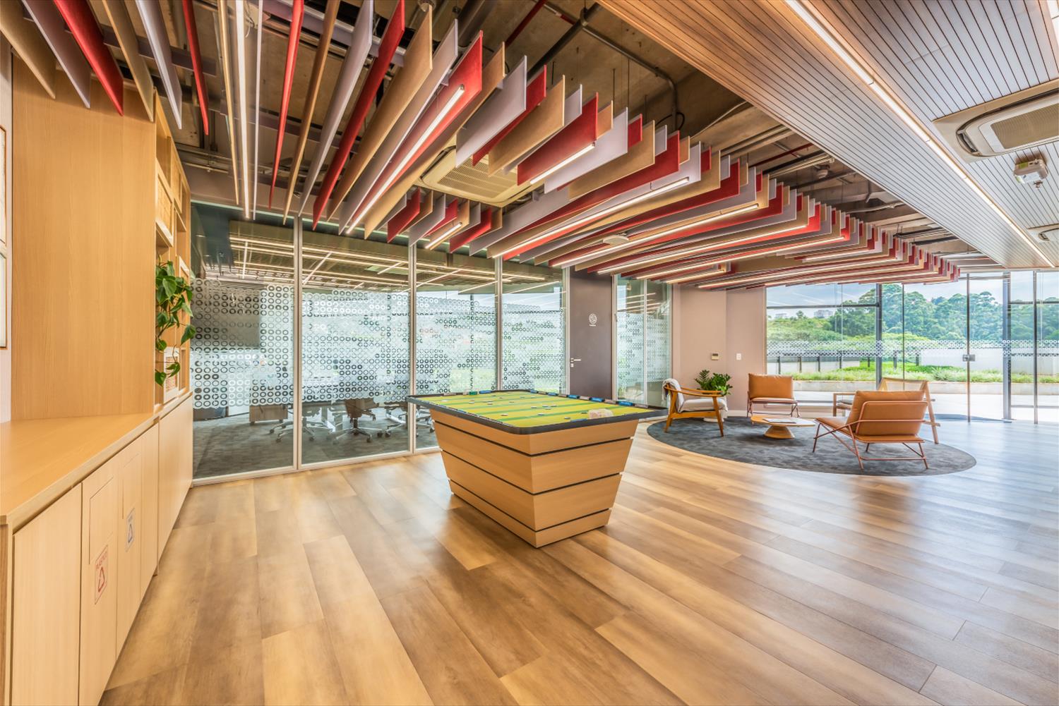 TOTVS 公司总部 | 木质与玻璃的现代企业空间-4