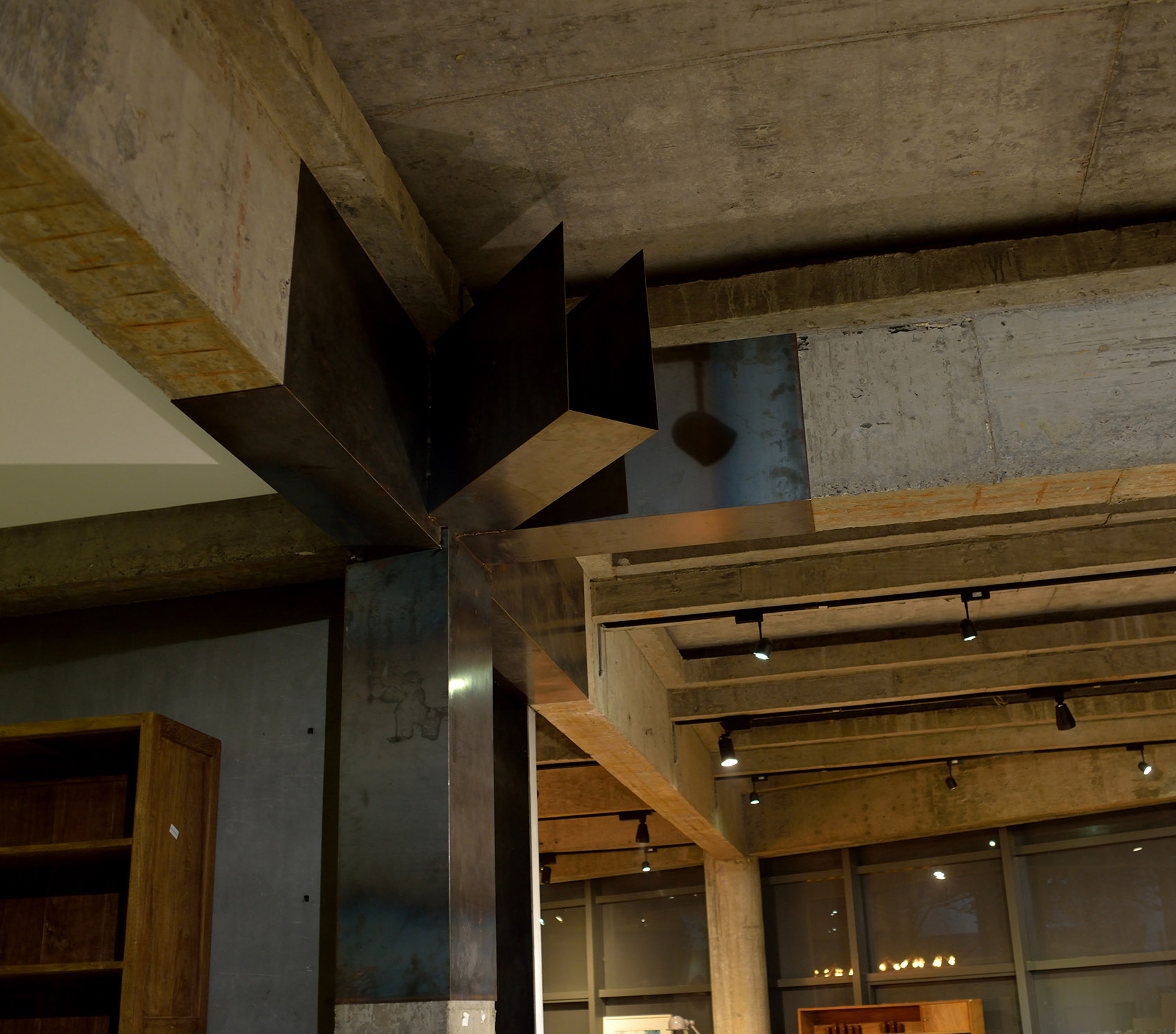 黑色斜面系统&黑壳HEIKE服装品牌概念店，中国 / 杭州啊嗯室内设计-59