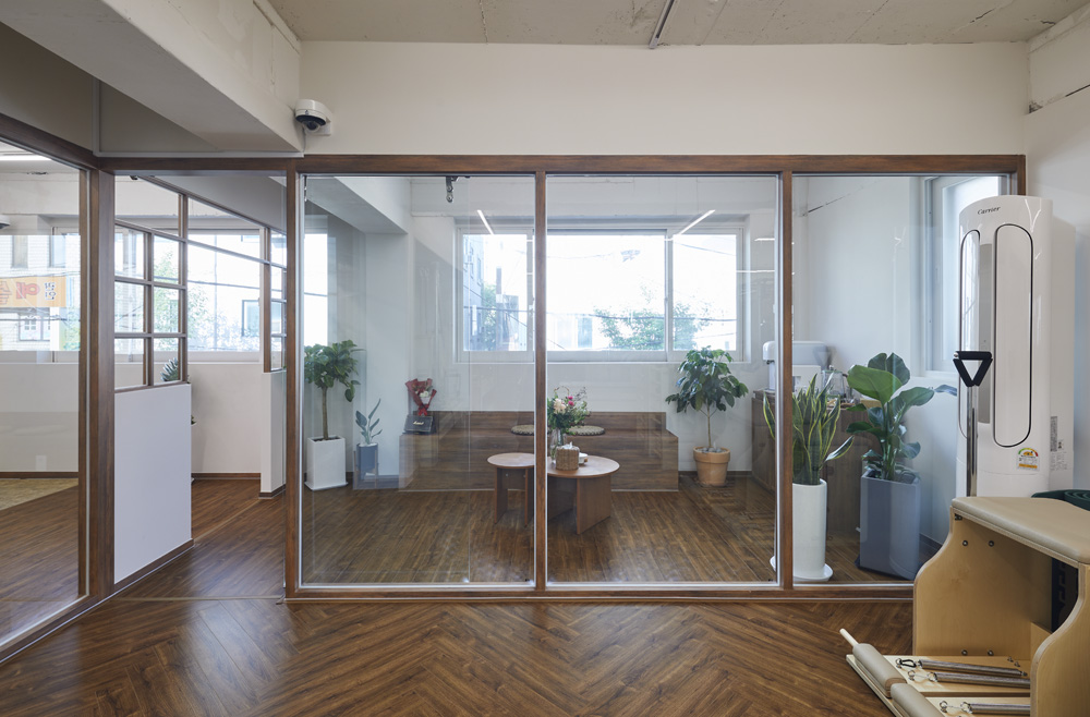 白色木纹，打造温馨 20 平米小空间-6