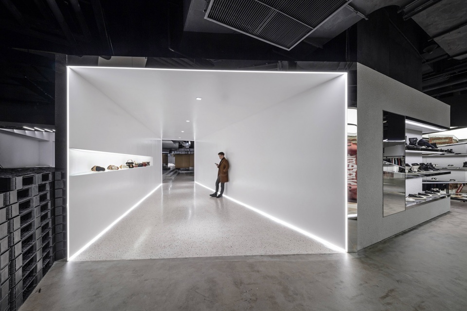 上海"By"商店 | 碎片化空间与艺术展览的完美融合-33