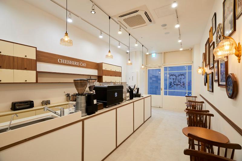 首尔白色&木纹 8 坪咖啡厅 内外兼修的设计魅力-5