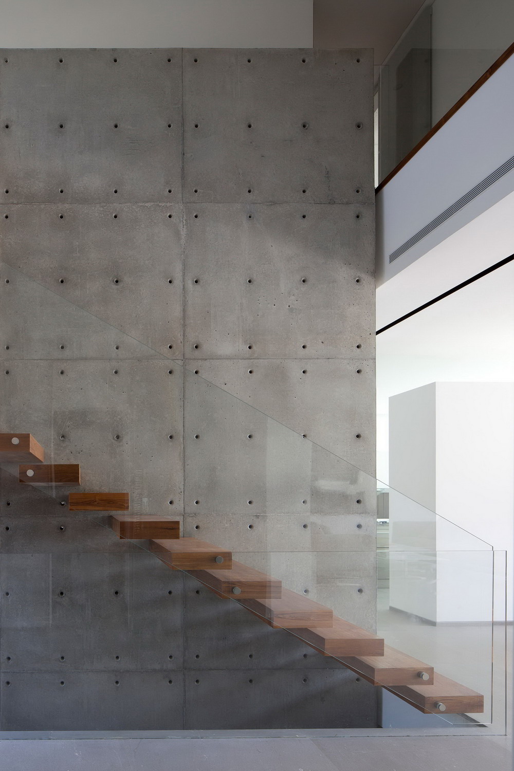 以色列现代百叶窗式住宅，自然光线与户外泳池完美融合-12