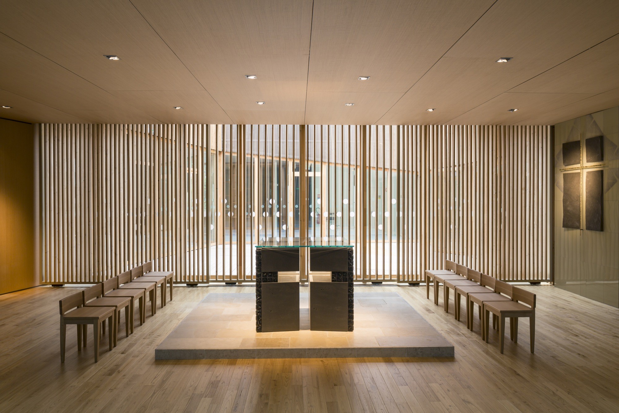 折叠 zinc 外壳中的宁静圣所——法国 Ensemble Pastoral Catholique 教堂设计-42