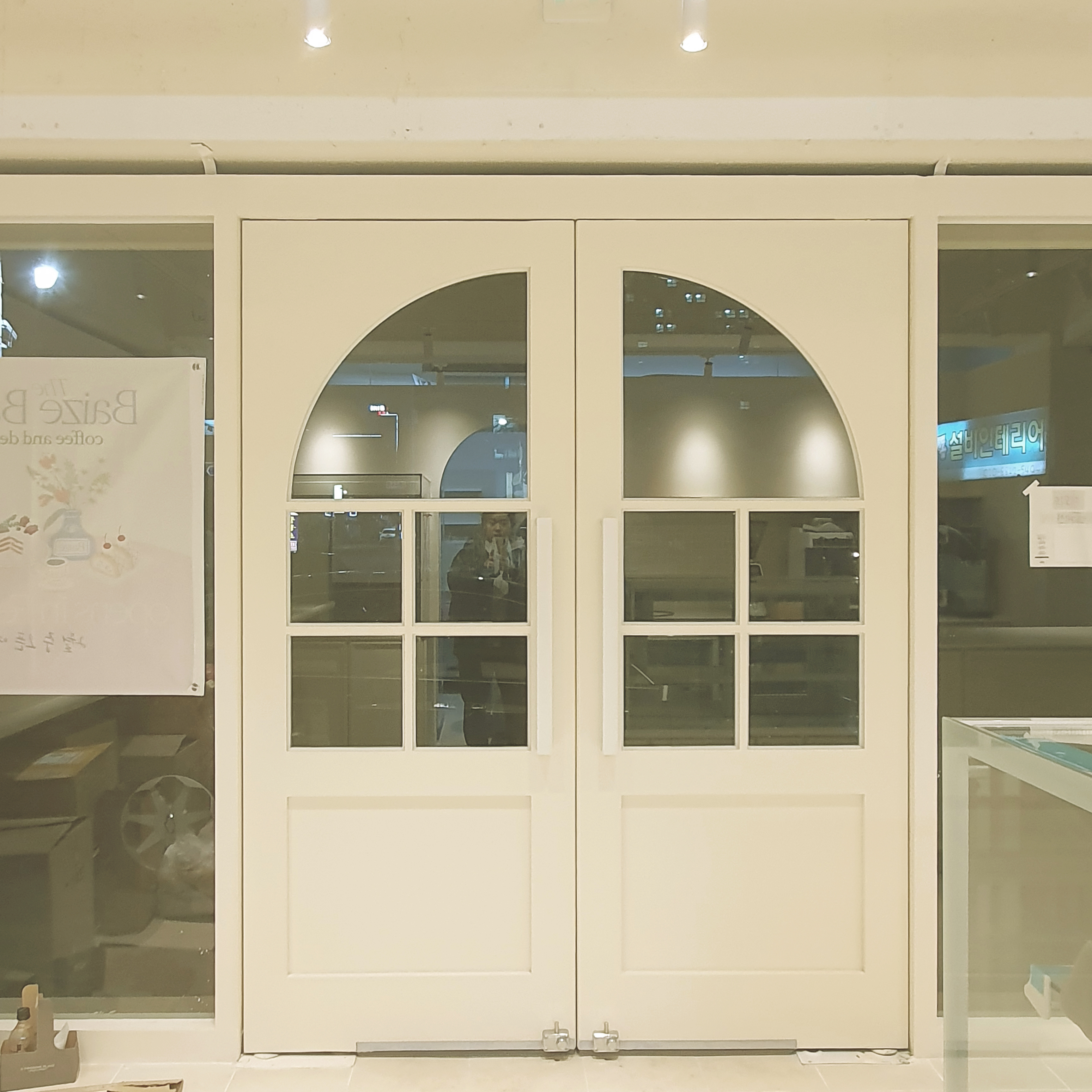 韩国烘焙店"베이즈"——极简白色风格的设计魅力-10