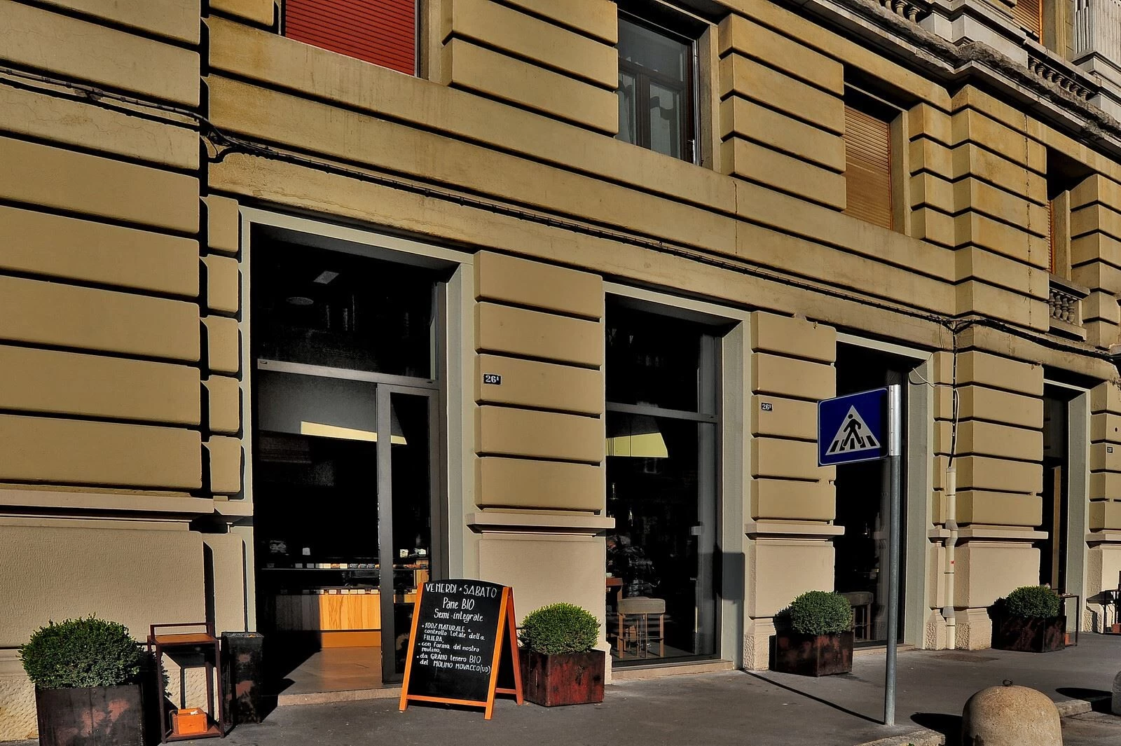 意大利热面包店的动感空间设计丨意大利的里雅斯特-41